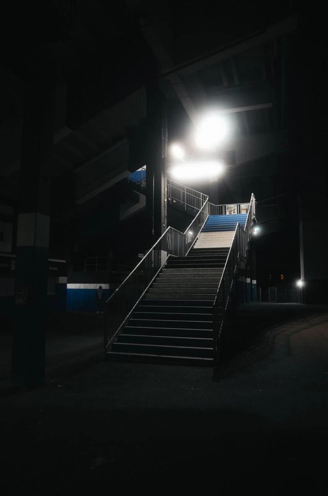 Beleuchtete Treppe zur Tribüne eines Stadions bei Nacht